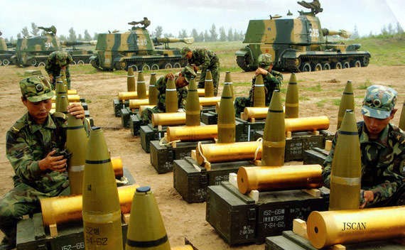 Các binh sĩ quân đội Trung Quốc đang lắp ráp đạn pháo 152 mm